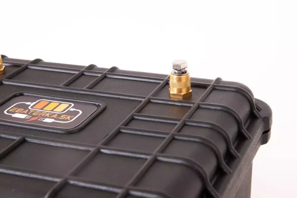 Lithiova bateria na cln 70Ah detail napajacich terminalov bateria na elektromotor Lithiova bateria na cln 70Ah detail napajacich terminalov bateria na elektromotor